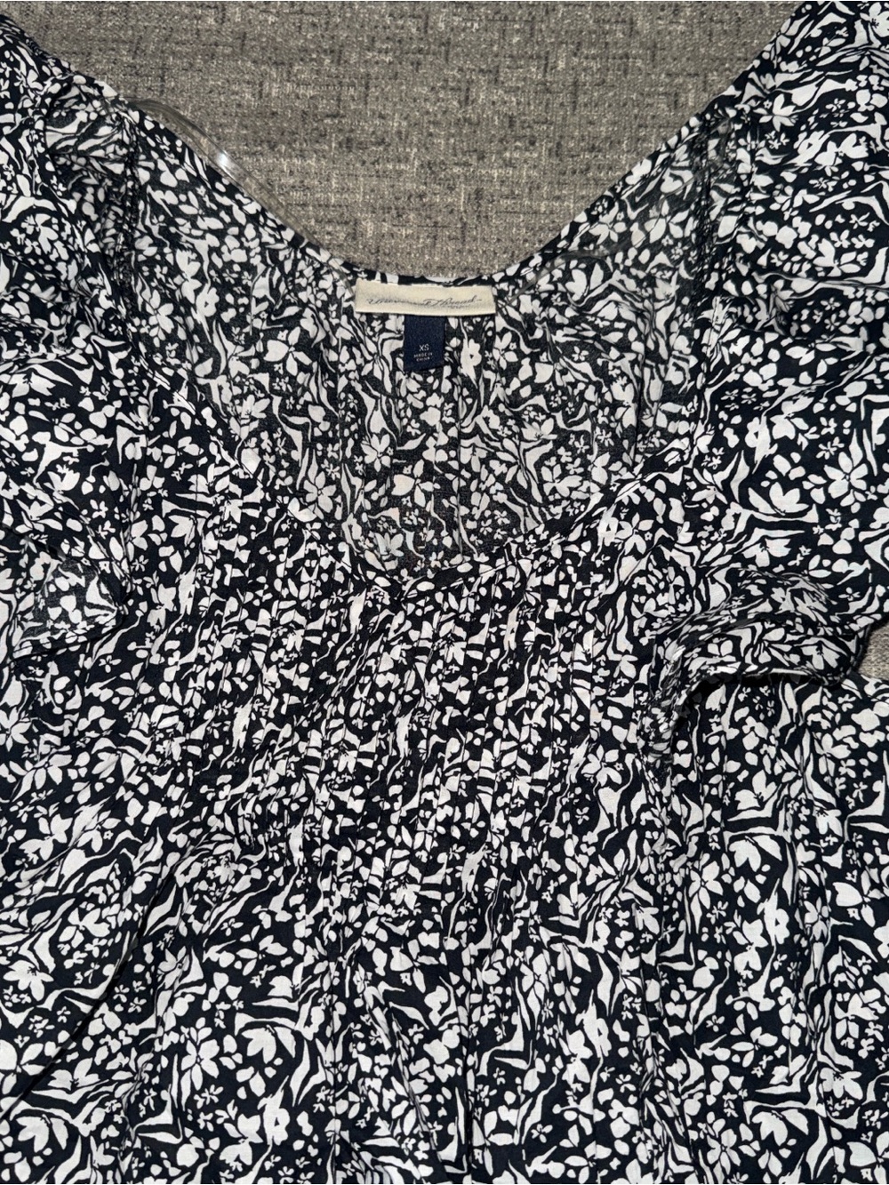 Universal Thread Black and White Floral Smocked Tunic
